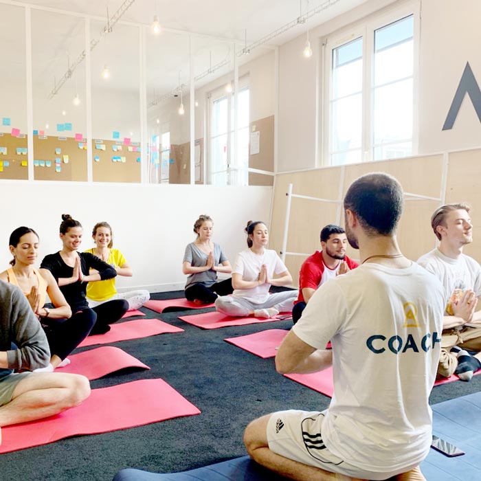 Photo d'un coach animant une séance de Yoga