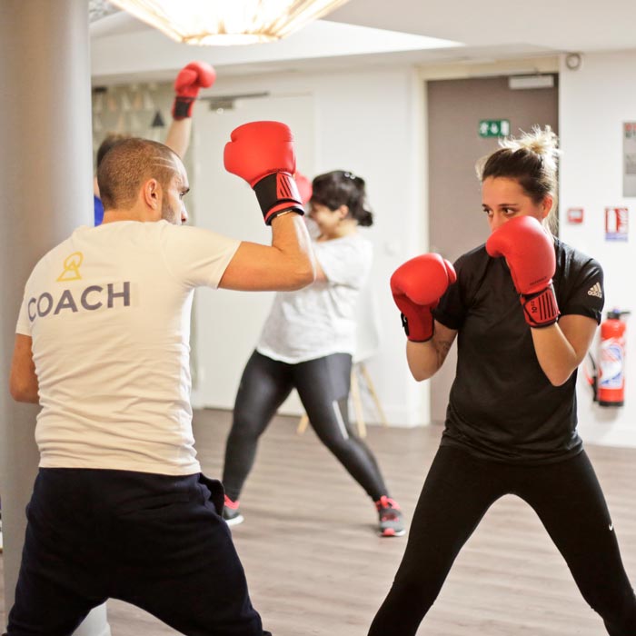 Photo d'un coach faisant du sparring lors d'une séance de boxe