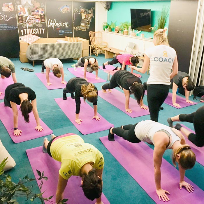 Photo d'une coach animant une séance de Pilates