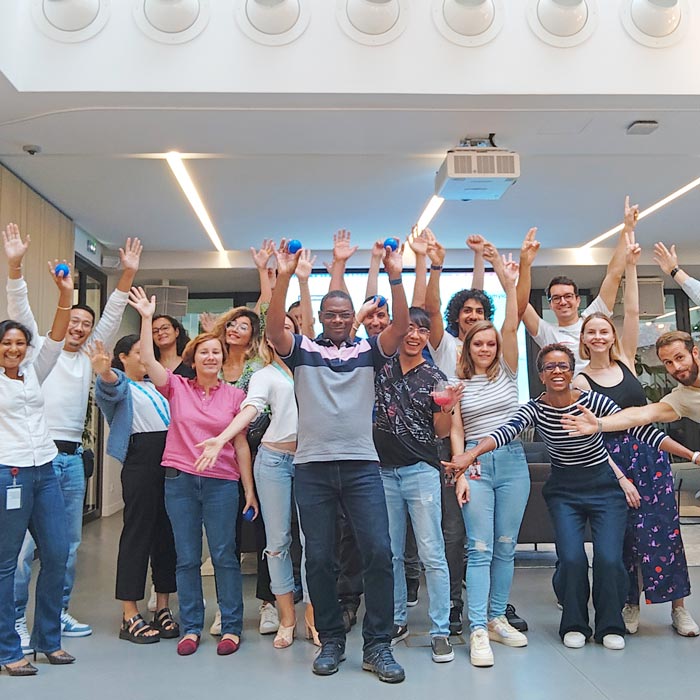 Photo de groupe en entreprise, à l'issue d'un événement de présentation Olympe