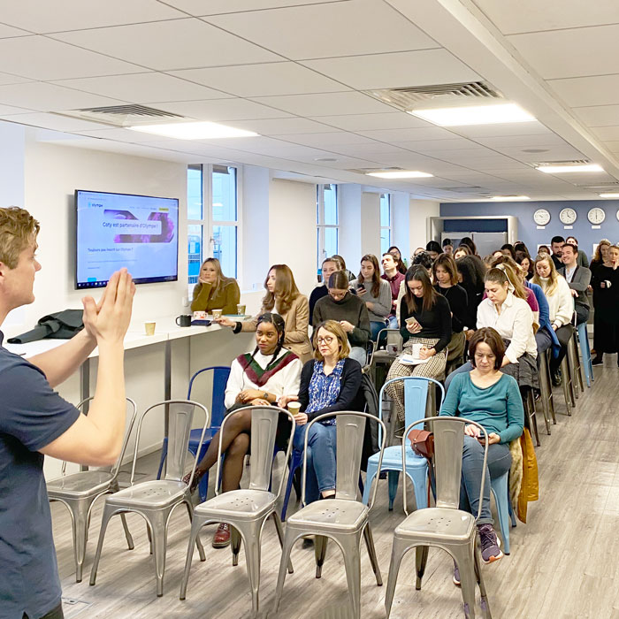 Photo d'un événement de lancement chez un nouveau client d'Olympe