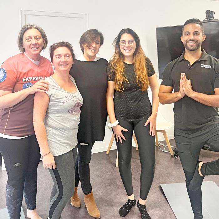 Photo de groupe souriant en fin de séance de Pilates